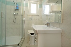 Shower, hair dryer, bidet, towels - One bedroom aparment on ground floor - Mediteran 1 (Umag)