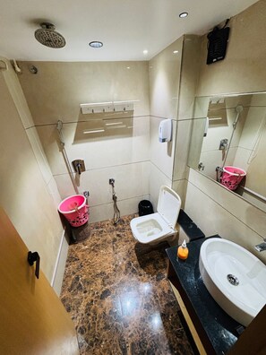 Deluxe Room | Bathroom - Hotel Singh Empire (Sagar)