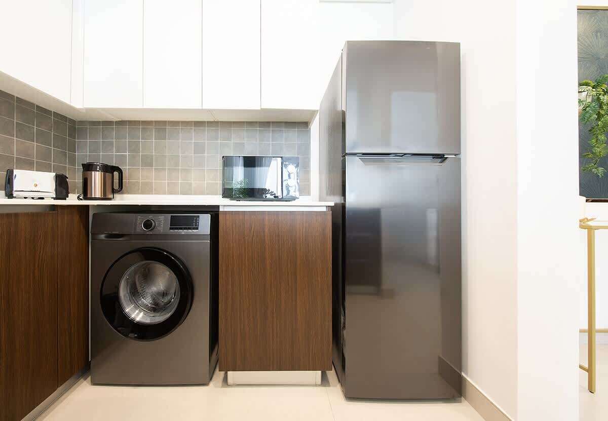Coffee/tea maker, fridge, microwave, oven