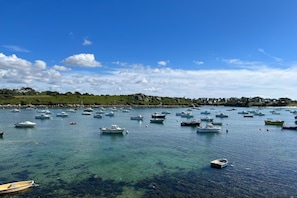 Eine Küstenstadt mit zahlreichen Booten in klarem, blauem Wasser.