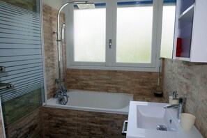 Shower - Panoramic Sea View Retreat in Brittany (Lampaul-Plouarzel)