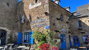 Un bâtiment historique en pierre, sur lequel on peut lire l’inscription suivante : « Laer Mor Crederie ».