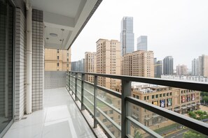 Property grounds - Perfect 3-bedroom apartment with AC 50m to Metro Prime Shanghai Location (Shanghai)