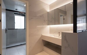 Shower, hair dryer, towels, soap - Perfect 3-bedroom apartment with AC 50m to Metro Prime Shanghai Location (Shanghai)