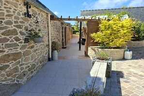 Terrace/patio - Breton Stone Cottage by Sandy Beaches (Landéda)