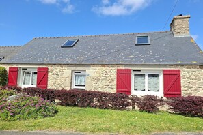Exterior - Breton Stone Cottage by Sandy Beaches (Landéda)