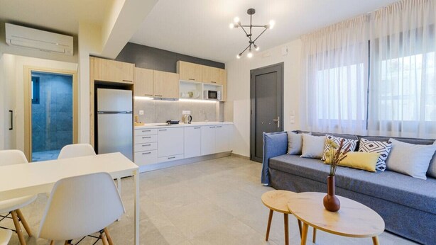 Un apartamento moderno con comedor, cocina y sala de estar.