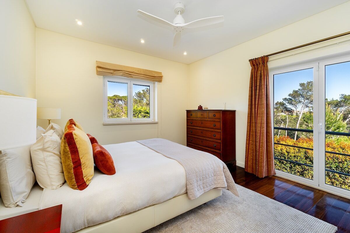 5 bedrooms, iron/ironing board, travel crib, WiFi
