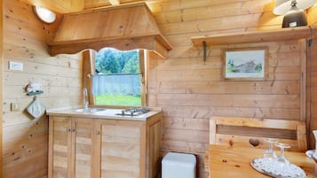 Kühlschrank, Herdplatte, Wasserkocher mit Kaffee-/Teezubehör