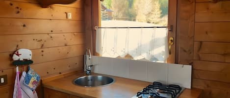 Kühlschrank, Herdplatte, Wasserkocher mit Kaffee-/Teezubehör