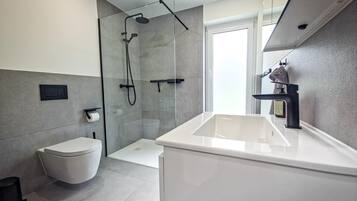 Dusche, Haartrockner, Handtücher, Seife