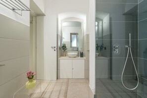 Classic-huone | Kylpyhuone | Suihku, ilmaiset hygieniatuotteet, hiustenkuivaaja, pyyhkeet