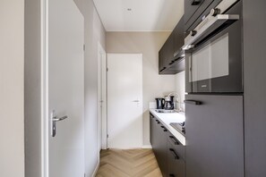 Wasserkocher mit Kaffee-/Teezubehör, Kühlschrank, Mikrowelle, Herdplatte
