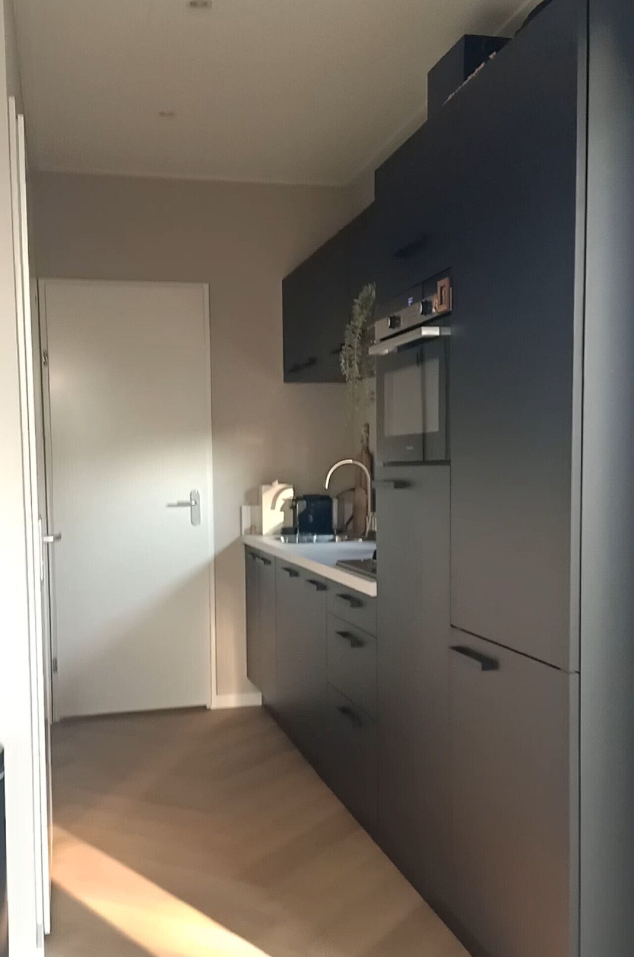 Réfrigérateur, micro-ondes, plaque de cuisson, lave-vaisselle