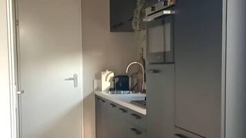 Réfrigérateur, micro-ondes, plaque de cuisson, lave-vaisselle