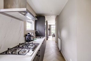 Coffee/tea maker, fridge, microwave, oven