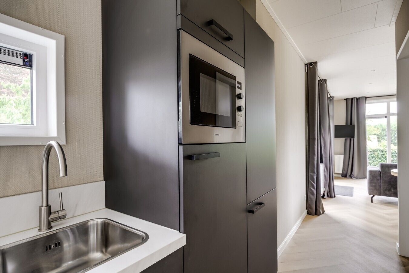 Coffee/tea maker, fridge, microwave, oven