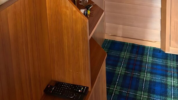 Une petite cuisine équipée d’un four à micro-ondes, d’une bouilloire et d’un service à thé.