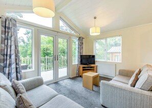 TV - Superior Lodge. With parking, ensuite and decking. (Great Yarmouth)