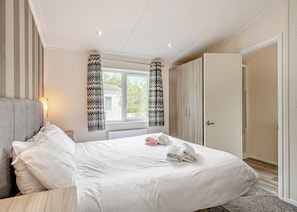 2 bedrooms - Dlx Lodge. Park ens deck sea vw hot tub (Kidwelly, Carmarthenshire)