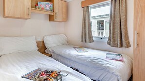 3 bedrooms - Silver Caravan, Sleeps 8. With dedicated parking.P (Kidwelly, Carmarthenshire)