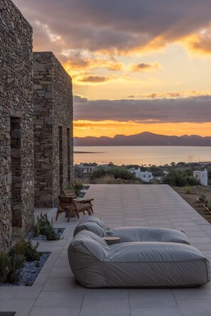 Terrace/patio - Villa Calisto – A Sunset Sanctuary (2524+VXR Paros, Greece)