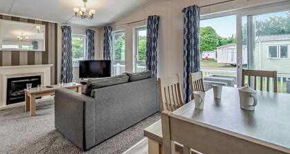 Deluxe Lodge. Parking, ensuite, decking.