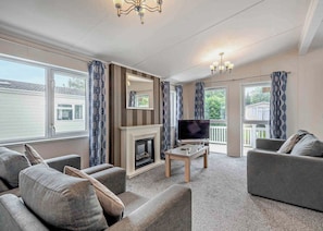 TV - Deluxe Lodge. Parking, ensuite, decking. (Kidwelly, Carmarthenshire)