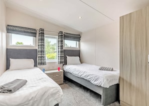 Room - Deluxe Lodge. Parking, ensuite, decking. (Kidwelly, Carmarthenshire)