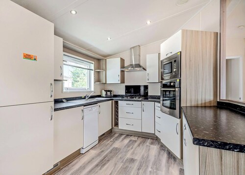 Deluxe Lodge. Parking, ensuite, decking.