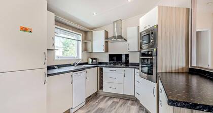 Deluxe Lodge. Parking, ensuite, decking.