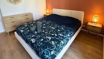 2 Schlafzimmer, BĂŒgeleisen/BĂŒgelbrett, Internetzugang, BettwĂ€sche