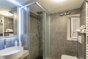 Shower, hair dryer, bidet, towels - Sweet Coccagna by Wonderful Italy (Genoa)