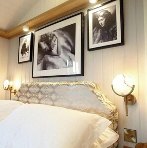 1 bedroom, WiFi, bed sheets - Luxury Shepherd Hut - Amy Johnson (Bolton Percy)