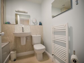 Ein Badezimmer mit Waschbecken, Toilette und Heizkörper.