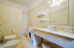 Shower, hair dryer, bidet - Apartment in Marsala with 2 bedrooms sleeps 4 (Marsala)