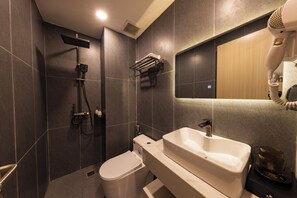 Deluxe-Doppelzimmer, Balkon, Stadtblick | Badezimmer | Kostenlose Toilettenartikel, Haartrockner, Handtücher, Seife