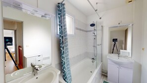 Bathroom - Vrbo Property (Mignaloux-Beauvoir)