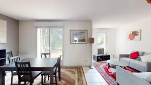 Living area - Vrbo Property (Mignaloux-Beauvoir)