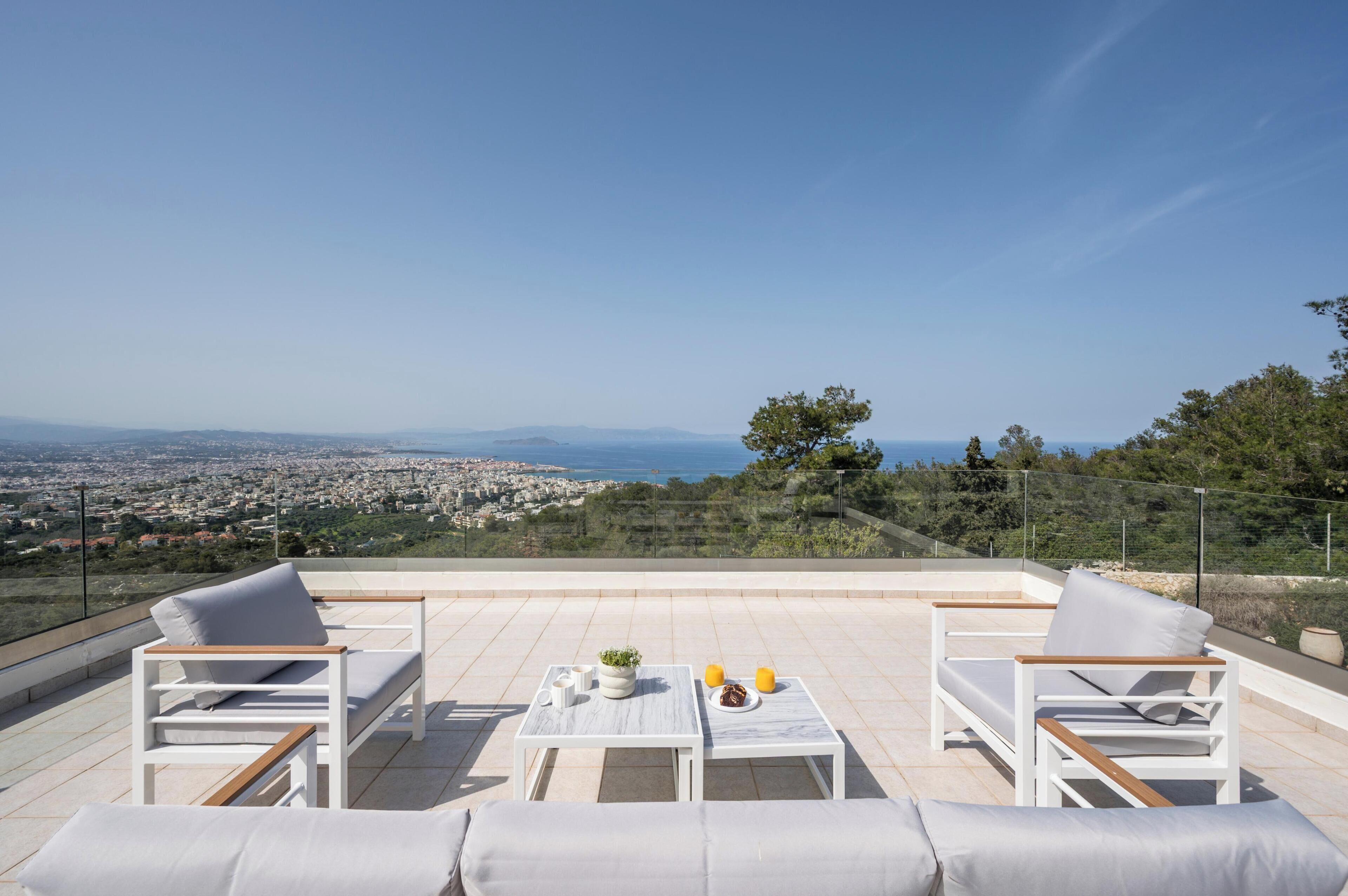 Sea View Maisonette With Shared Pool | 露台/庭院