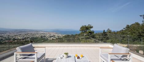 Sea View Maisonette With Shared Pool | 露台/庭院