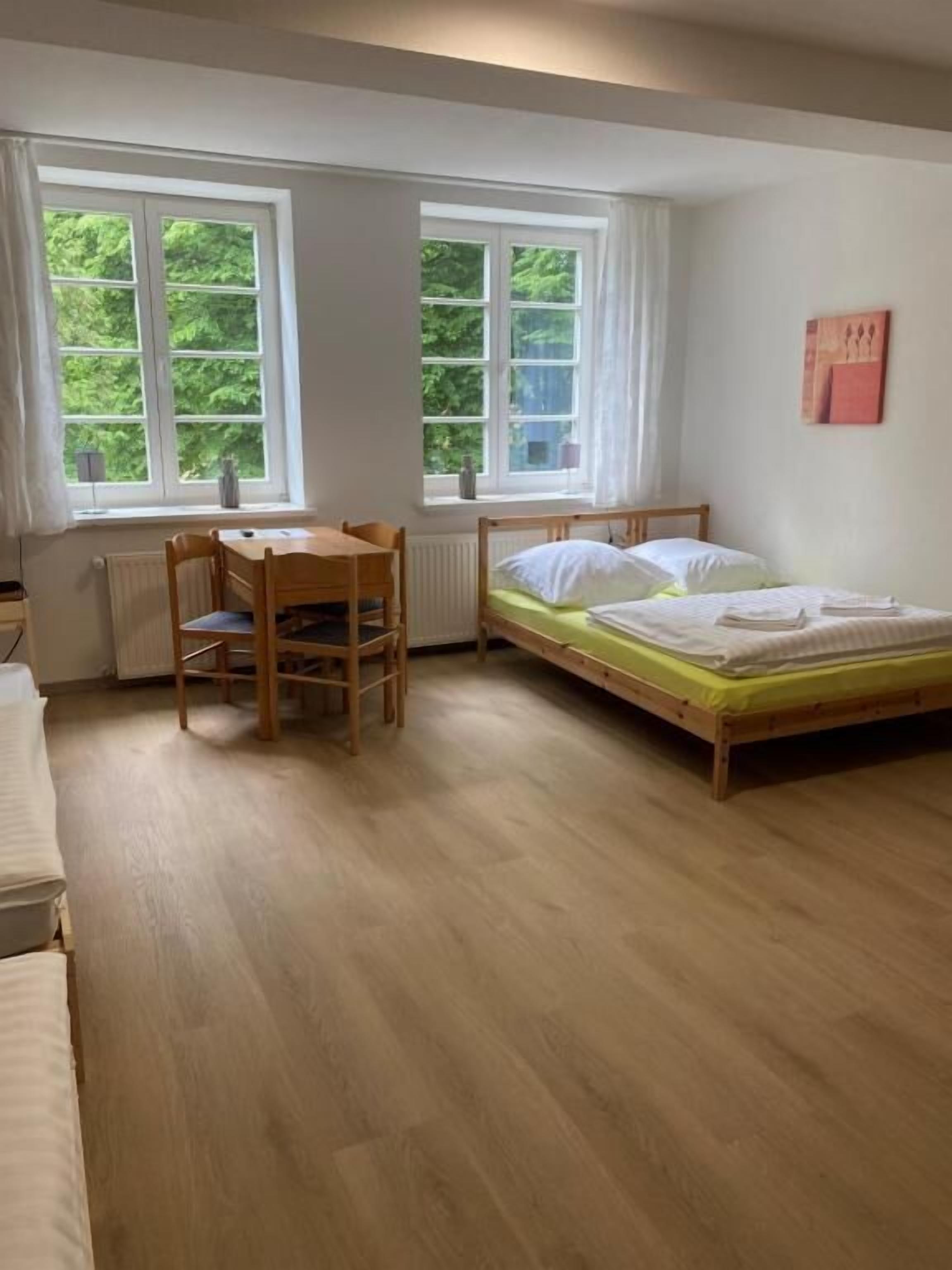 Perhehuone, näköala puutarhaan