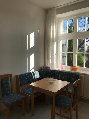 Huoneisto, näköala puutarhaan | Ruokailu