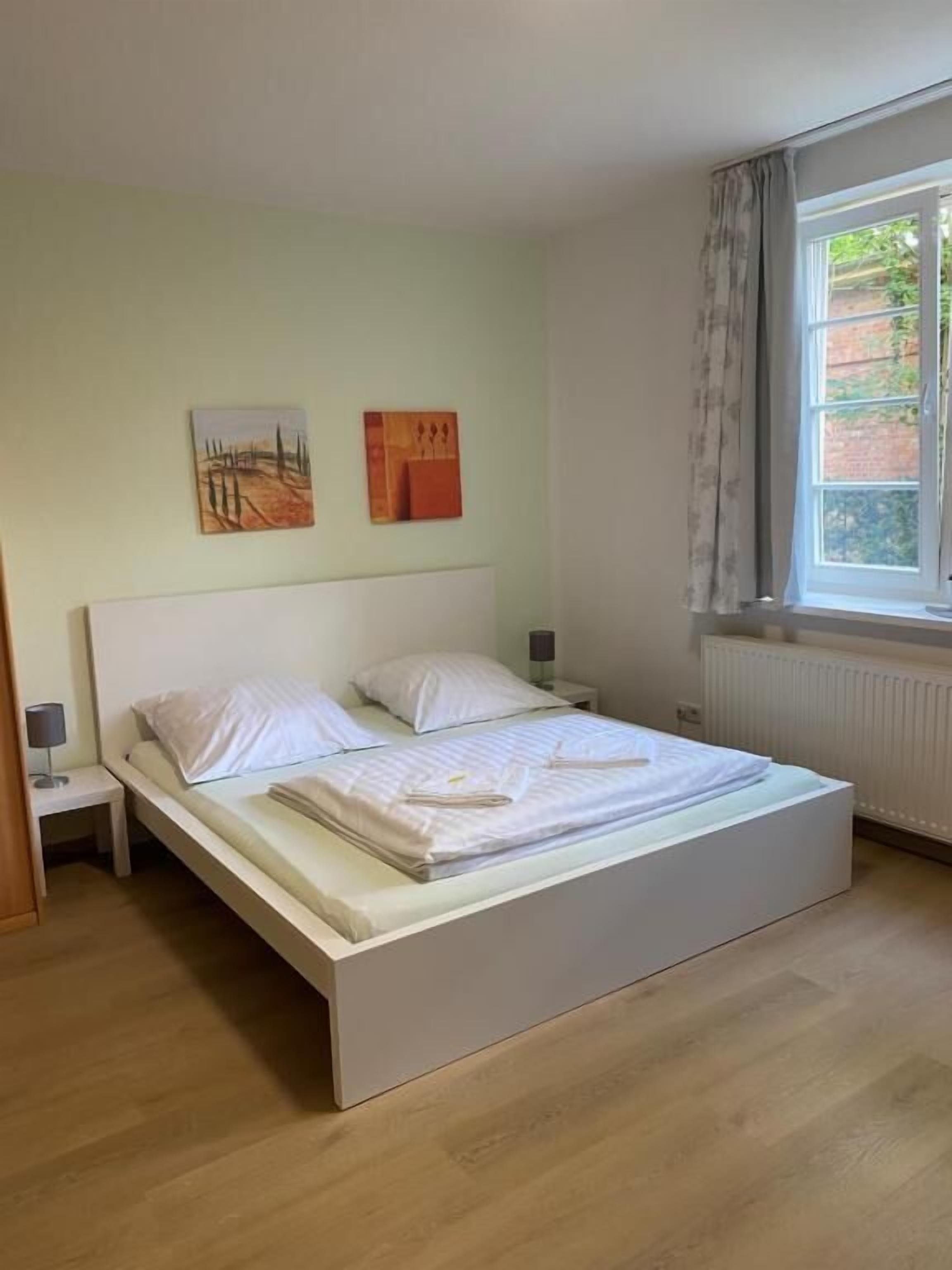 Kahden hengen huone, näköala puutarhaan