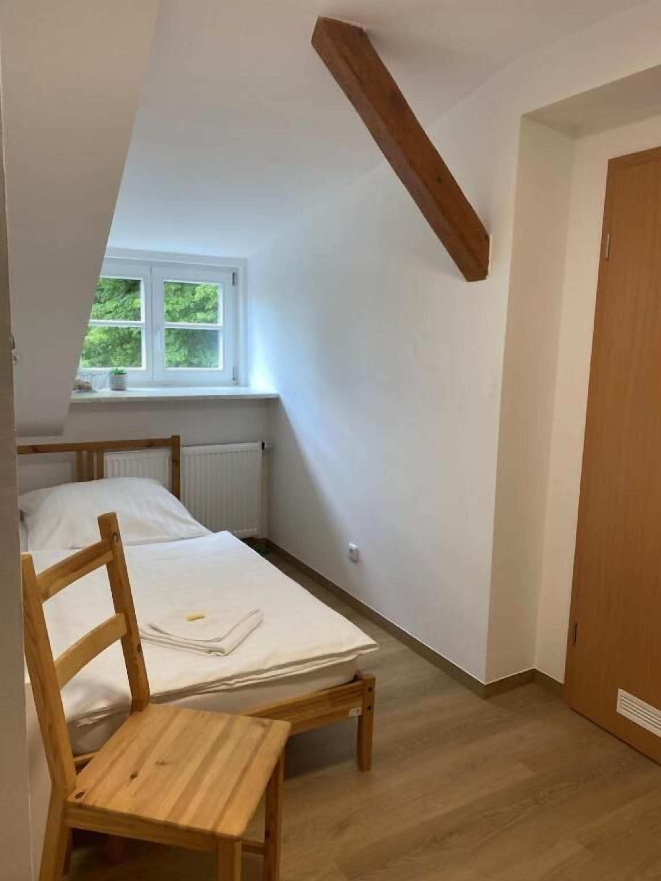 Yhden hengen economy-huone, näköala puutarhaan