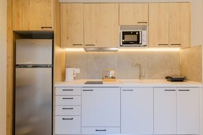 Fridge, microwave, coffee/tea maker, toaster - DeMar No 5 by RentalsPro - Agios Nikolaos (Chalkidiki)