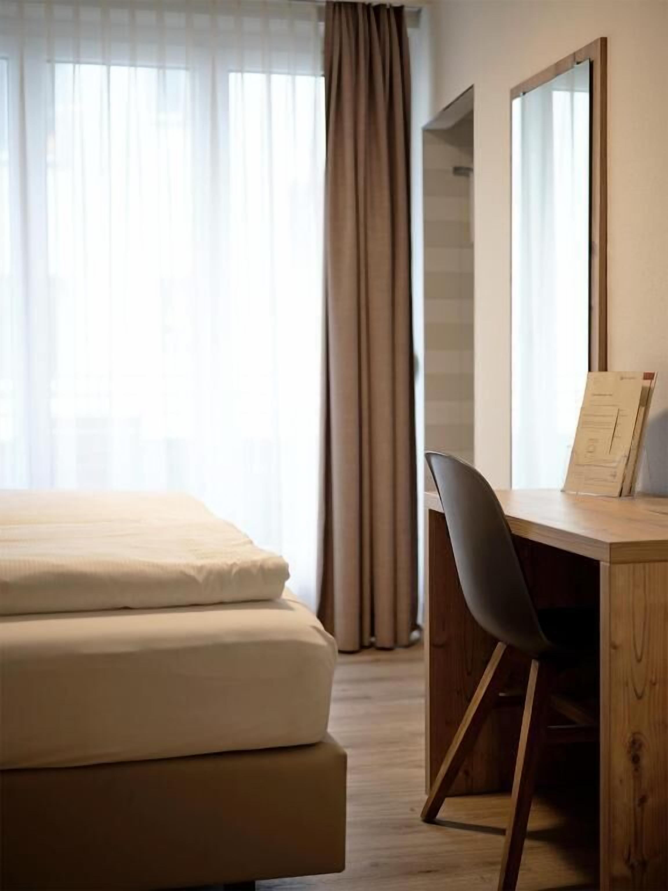 Habitación básica doble | Caja de seguridad en la habitación y escritorio 