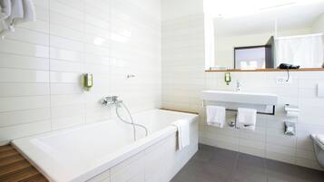 Kamar Double Superior | Kamar mandi | Pengering rambut, handuk, sabun, dan sampo