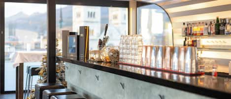 2 bars/lounges, rooftop bar