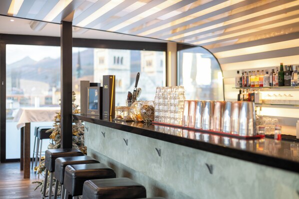 2 bars/lounges, rooftop bar